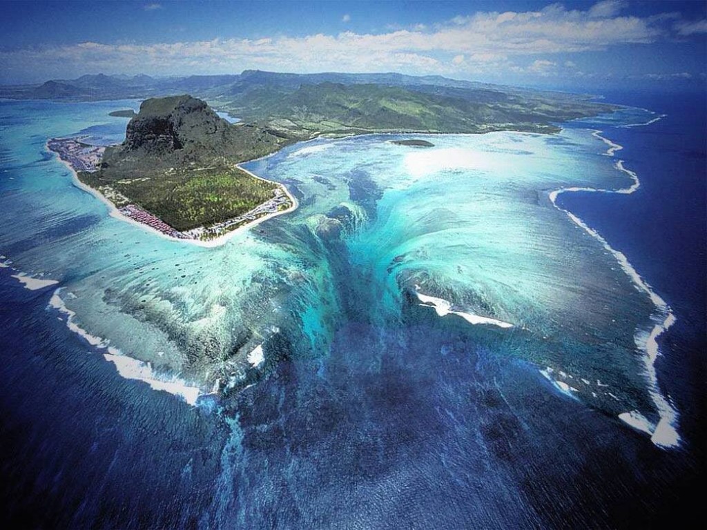 Underwater_Waterfall_Illusion_at_Mauritius_Island