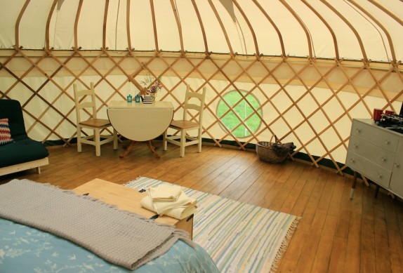 glamping-norfolk-round-the-woods-yurt-inside-574x389